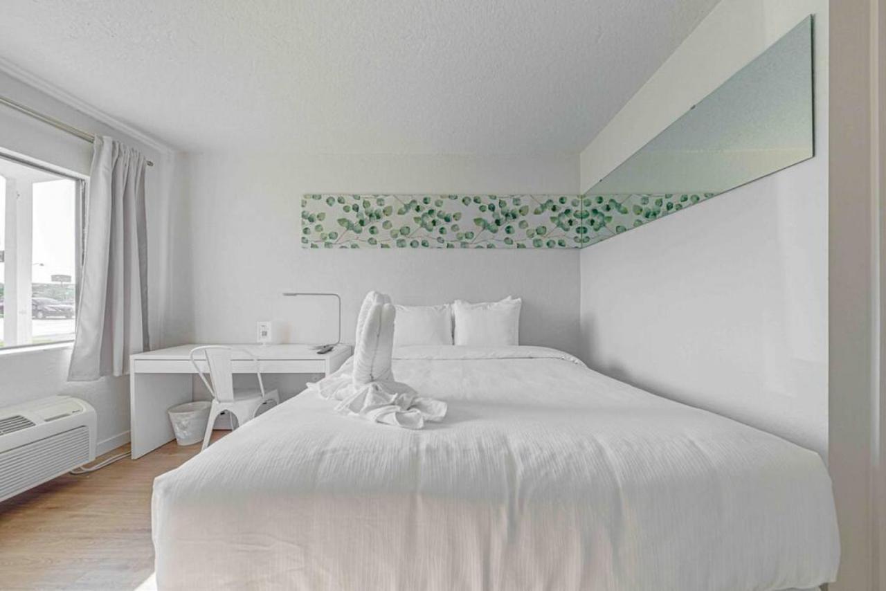 Travel Lodge By Wyndham 10 Min From Disney Kissimmee Exteriör bild